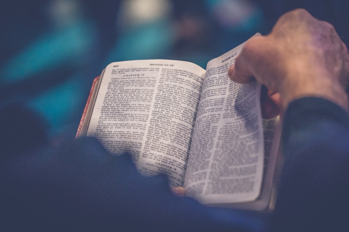 Personne en prière calme - versets bibliques dépression