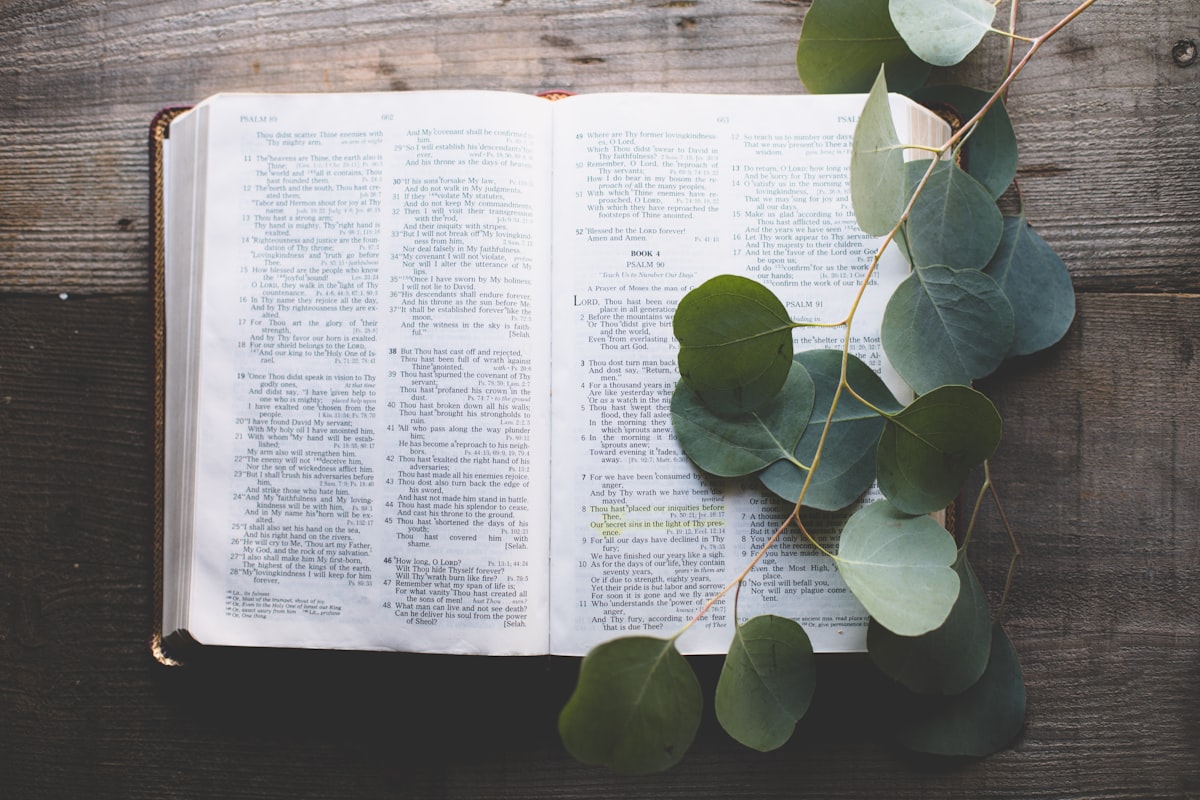 Bible ouvert avec lumière douce - versets bibliques sur l'anxiété